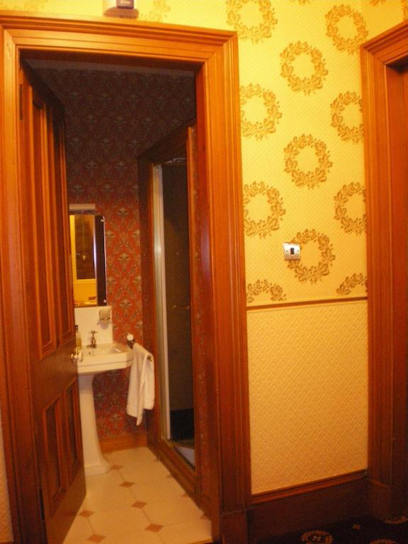 Langley Bank Guest House Эр Экстерьер фото