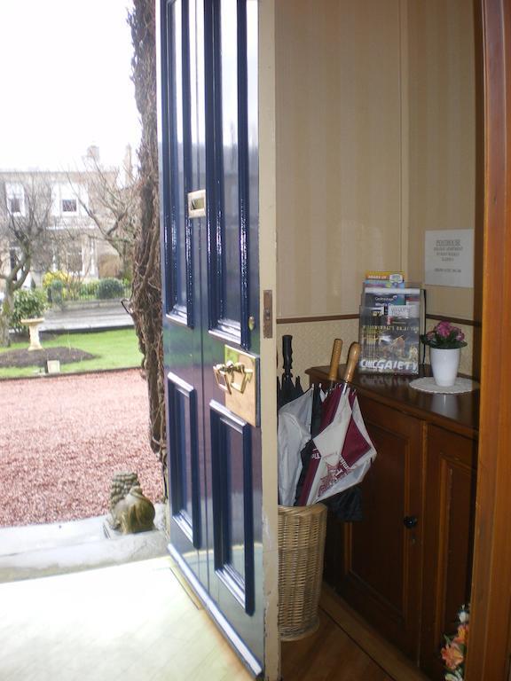 Langley Bank Guest House Эр Экстерьер фото